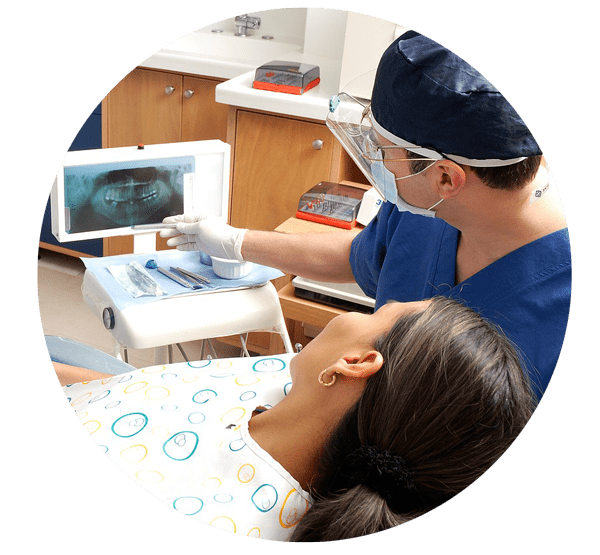 לקוחה בטיפול אצל רופא שיניים